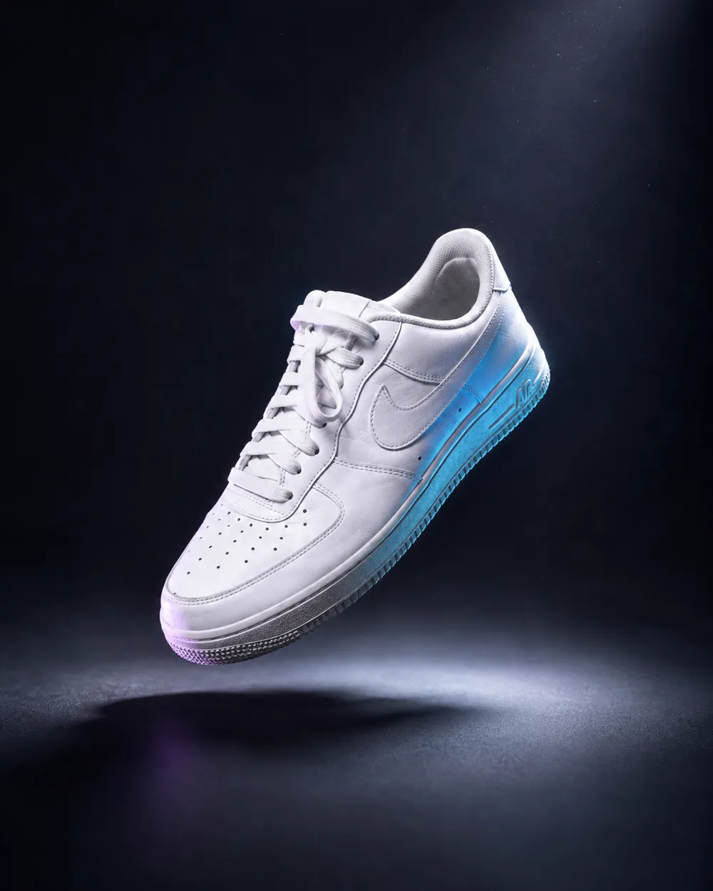 حذاء Air Force 1 — صُوّر على أرضية ممرّ.